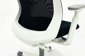 フルーエントチェア 2022年製 中古 オカムラ Fluent 中古オフィス家具 オフィスチェア クッション ハイバック 可動肘 ブラックの画像
