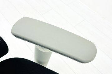 フルーエントチェア 2022年製 中古 オカムラ Fluent 中古オフィス家具 オフィスチェア クッション ハイバック 可動肘 ブラックの画像