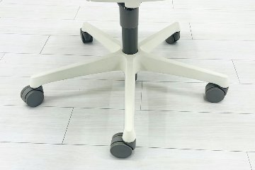 フルーエントチェア 2022年製 中古 オカムラ Fluent 中古オフィス家具 オフィスチェア クッション ハイバック 可動肘 ブラックの画像