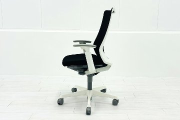 フルーエントチェア 2022年製 中古 オカムラ Fluent 中古オフィス家具 オフィスチェア クッション ハイバック 可動肘 ブラックの画像