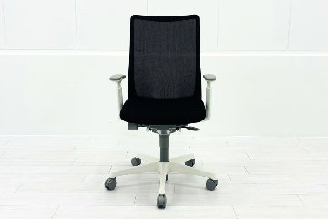 フルーエントチェア 2022年製 中古 オカムラ Fluent 中古オフィス家具 オフィスチェア クッション ハイバック 可動肘 ブラックの画像