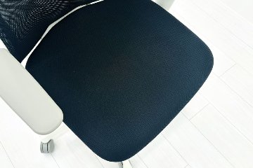 フルーエントチェア 2022年製 中古 オカムラ Fluent 中古オフィス家具 オフィスチェア クッション ハイバック 可動肘 ブラックの画像