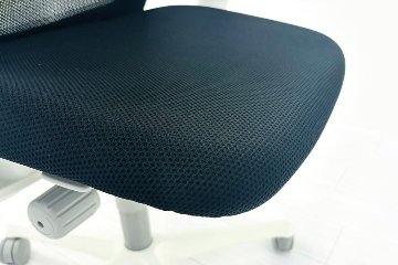 フルーエントチェア 2022年製 中古 オカムラ Fluent 中古オフィス家具 オフィスチェア クッション ハイバック 可動肘 ブラックの画像