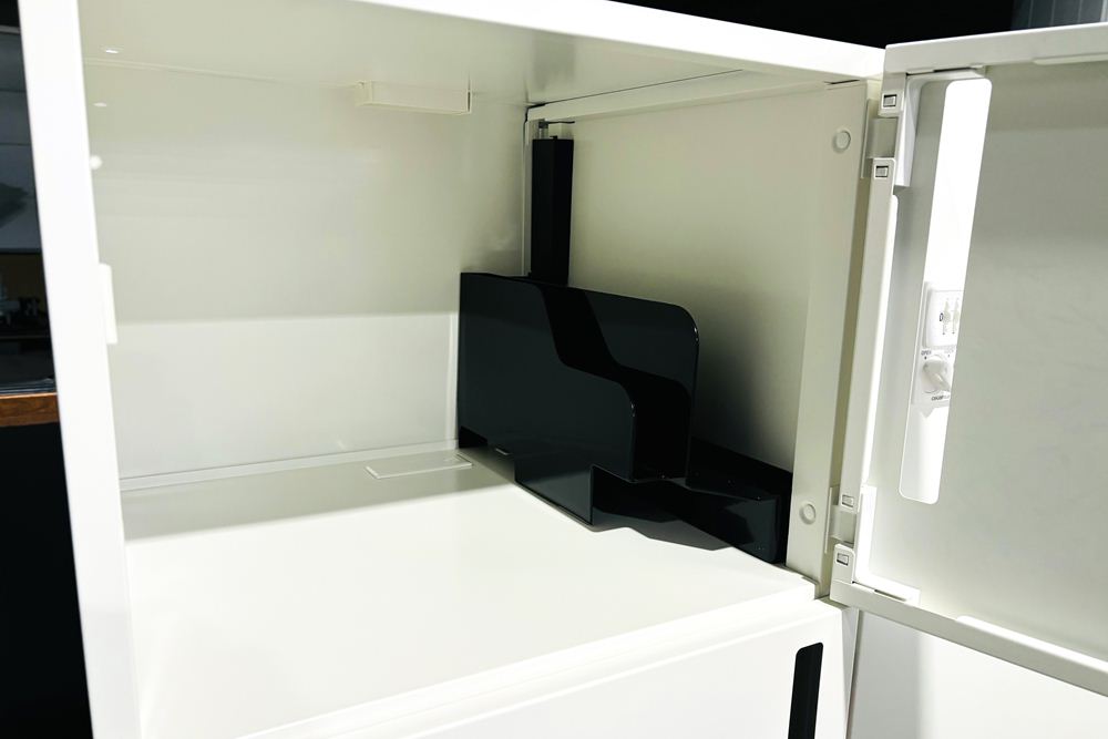 オカムラ 8人用ロッカー 中古 2列4段+下段シェルフ メール投函口 中古オフィス家具 900/450/1810 ホワイト ダイヤル錠の画像