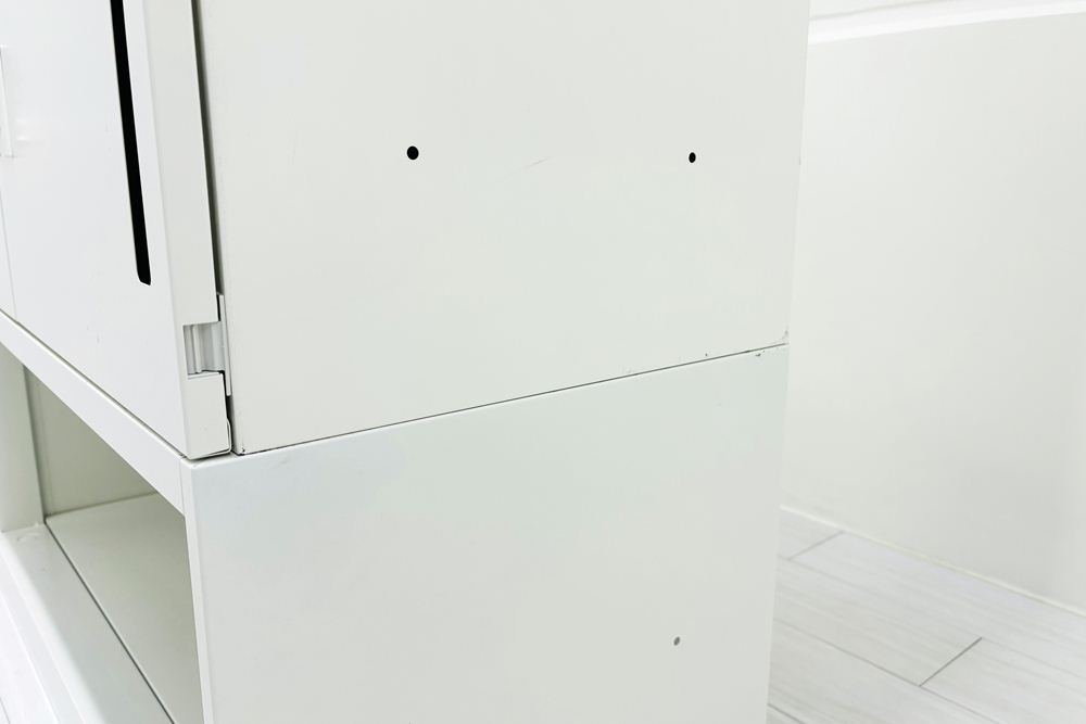 オカムラ 8人用ロッカー 中古 2列4段+下段シェルフ メール投函口 中古オフィス家具 900/450/1810 ホワイト ダイヤル錠の画像