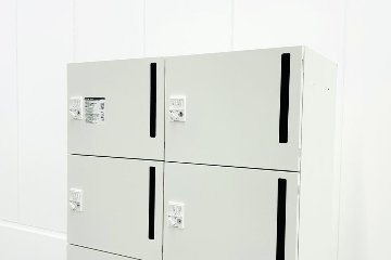 オカムラ 8人用ロッカー 中古 2列4段+下段シェルフ メール投函口 中古オフィス家具 900/450/1810 ホワイト ダイヤル錠の画像