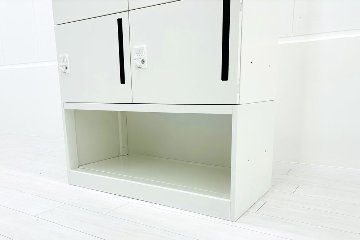 オカムラ 8人用ロッカー 中古 2列4段+下段シェルフ メール投函口 中古オフィス家具 900/450/1810 ホワイト ダイヤル錠の画像