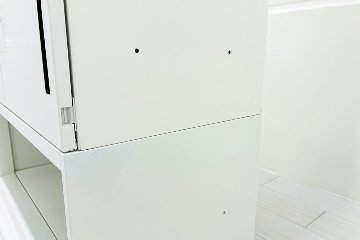 オカムラ 8人用ロッカー 中古 2列4段+下段シェルフ メール投函口 中古オフィス家具 900/450/1810 ホワイト ダイヤル錠の画像