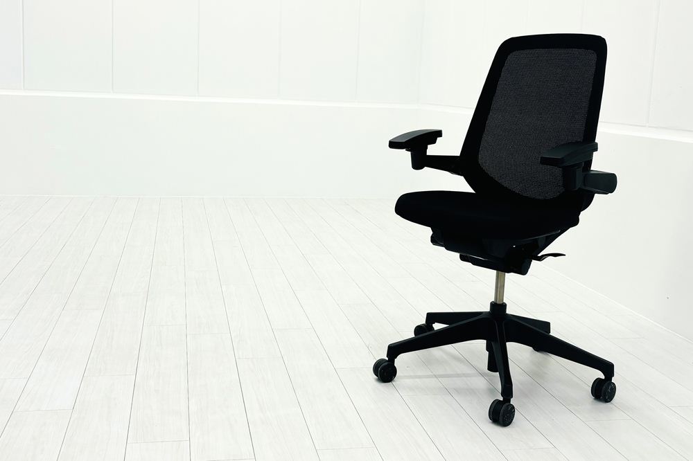 イトーキ ノートチェア 2021年製 中古 ハイバック ブラック 可動肘 アジャスタブル肘 ITOKI nort 中古オフィス家具の画像