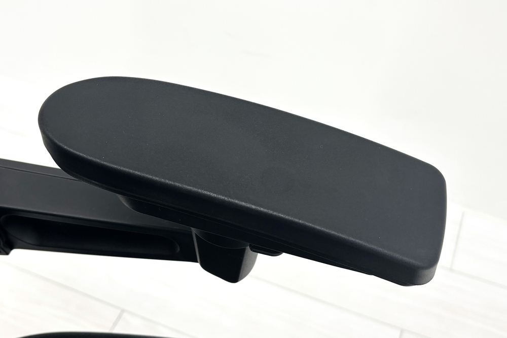 イトーキ ノートチェア 2021年製 中古 ハイバック ブラック 可動肘 アジャスタブル肘 ITOKI nort 中古オフィス家具の画像