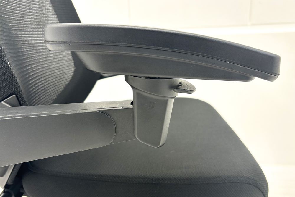 イトーキ ノートチェア 2021年製 中古 ハイバック ブラック 可動肘 アジャスタブル肘 ITOKI nort 中古オフィス家具の画像