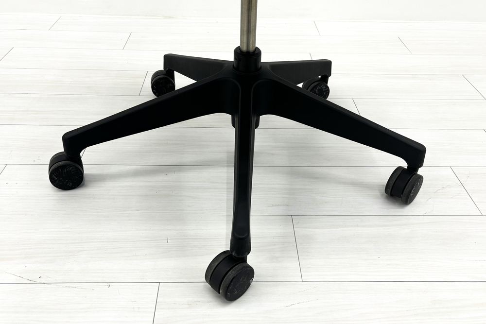 イトーキ ノートチェア 2021年製 中古 ハイバック ブラック 可動肘 アジャスタブル肘 ITOKI nort 中古オフィス家具の画像