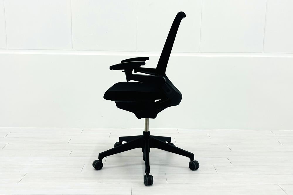イトーキ ノートチェア 2021年製 中古 ハイバック ブラック 可動肘 アジャスタブル肘 ITOKI nort 中古オフィス家具の画像