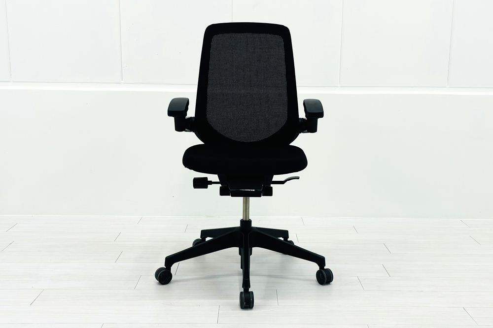 イトーキ ノートチェア 2021年製 中古 ハイバック ブラック 可動肘 アジャスタブル肘 ITOKI nort 中古オフィス家具の画像