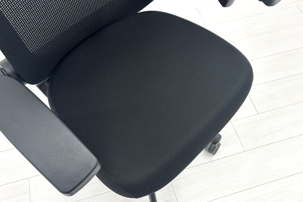 イトーキ ノートチェア 2021年製 中古 ハイバック ブラック 可動肘 アジャスタブル肘 ITOKI nort 中古オフィス家具の画像