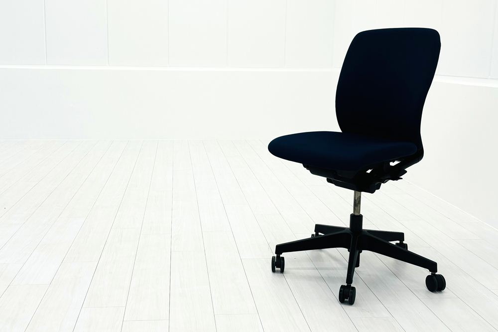 イトーキ フルゴチェア 中古 ITOKI fulgo 肘無 ローバック 事務椅子 中古オフィス家具 ネイビーブルーの画像