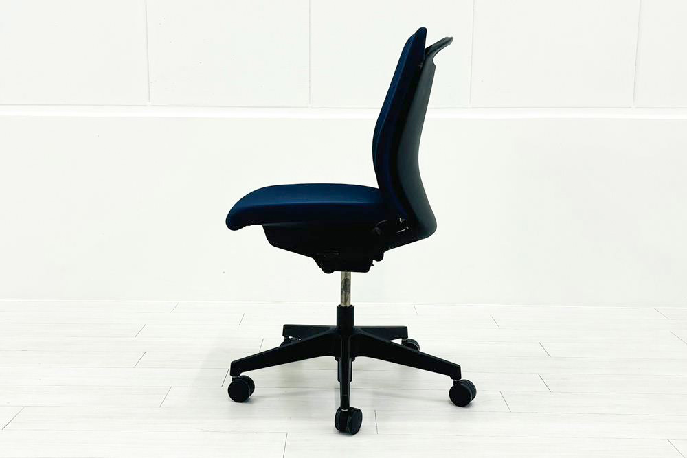 イトーキ フルゴチェア 中古 ITOKI fulgo 肘無 ローバック 事務椅子 中古オフィス家具 ネイビーブルーの画像