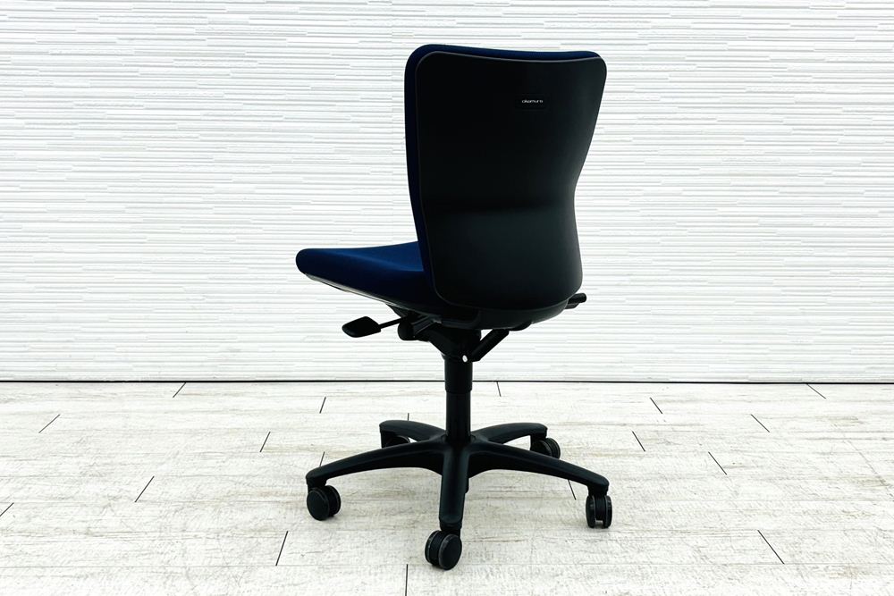 オカムラ カロッツァチェア 中古 OKAMURA Carrozza クッション ブルー ローバック 肘無 中古オフィス家具 オフィスチェアの画像