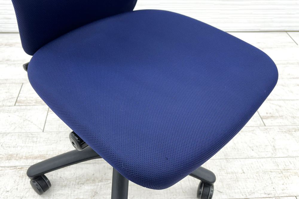 オカムラ カロッツァチェア ローバック 中古 OKAMURA Carrozza クッション ブルー 肘無 中古オフィス家具 オフィスチェア中古の画像