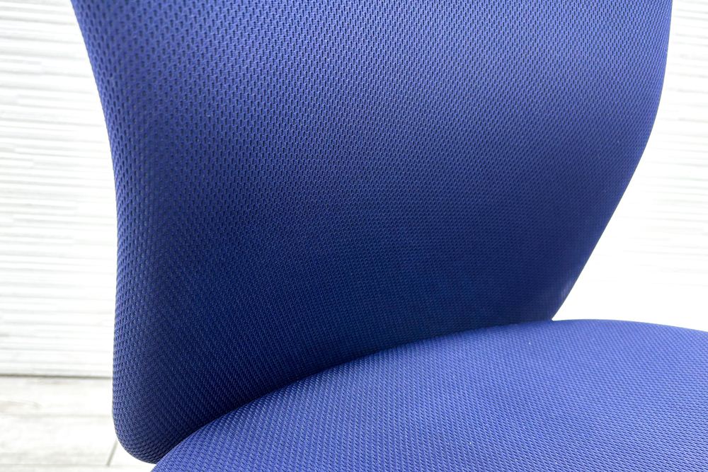 オカムラ カロッツァチェア ローバック 中古 OKAMURA Carrozza クッション ブルー 肘無 中古オフィス家具 オフィスチェア中古の画像