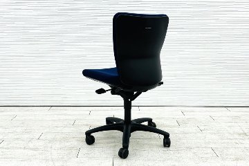 オカムラ カロッツァチェア ローバック 中古 OKAMURA Carrozza クッション ブルー 肘無 中古オフィス家具 オフィスチェア中古の画像