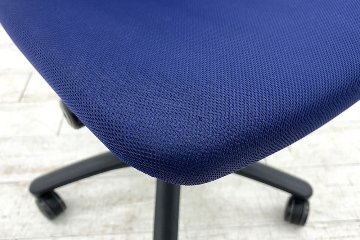 オカムラ カロッツァチェア ローバック 中古 OKAMURA Carrozza クッション ブルー 肘無 中古オフィス家具 オフィスチェア中古の画像