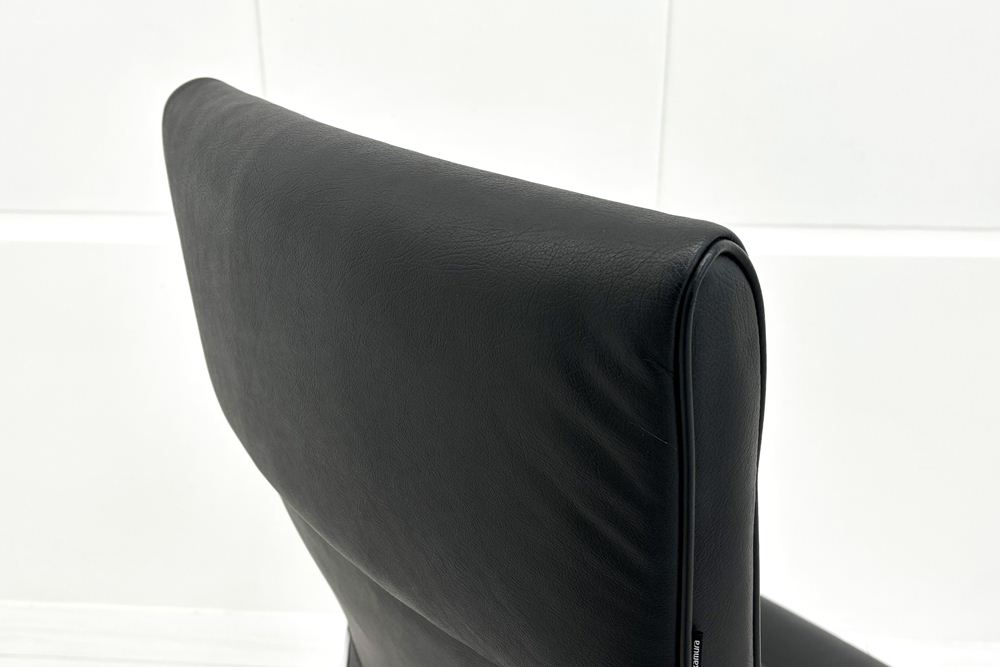 オカムラ CE(シーイー)シリーズ 2023年製 中古 ハイバック 幕板付固定肘 役員チェア エグゼクティブチェア 中古オフィス家具 ブラック 革の画像