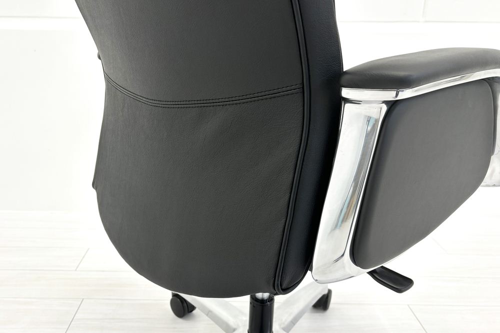 オカムラ CE(シーイー)シリーズ 2023年製 中古 ハイバック 幕板付固定肘 役員チェア エグゼクティブチェア 中古オフィス家具 ブラック 革の画像