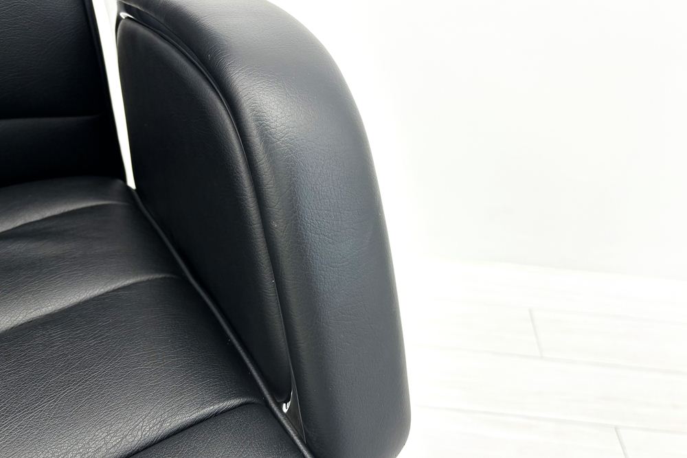 オカムラ CE(シーイー)シリーズ 2023年製 中古 ハイバック 幕板付固定肘 役員チェア エグゼクティブチェア 中古オフィス家具 ブラック 革の画像
