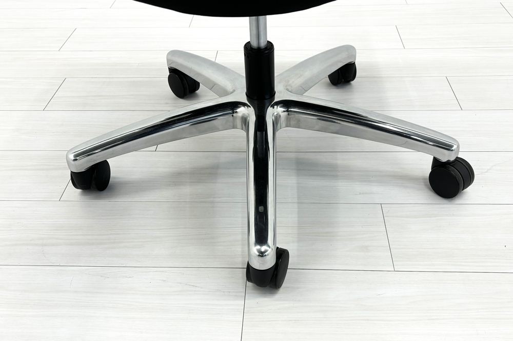 オカムラ CE(シーイー)シリーズ 2023年製 中古 ハイバック 幕板付固定肘 役員チェア エグゼクティブチェア 中古オフィス家具 ブラック 革の画像