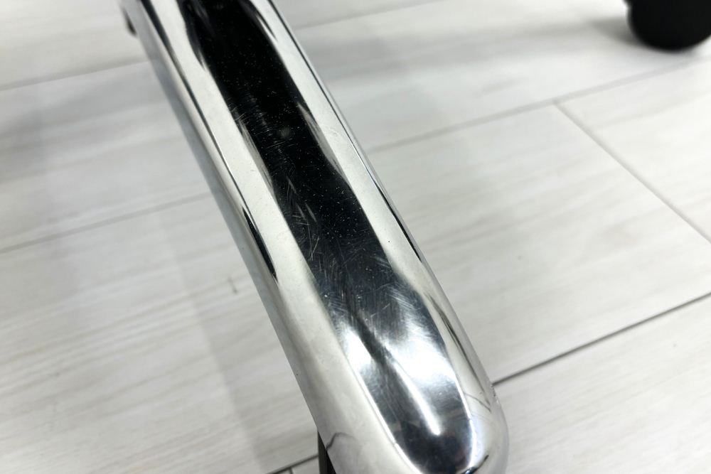 オカムラ CE(シーイー)シリーズ 2023年製 中古 ハイバック 幕板付固定肘 役員チェア エグゼクティブチェア 中古オフィス家具 ブラック 革の画像