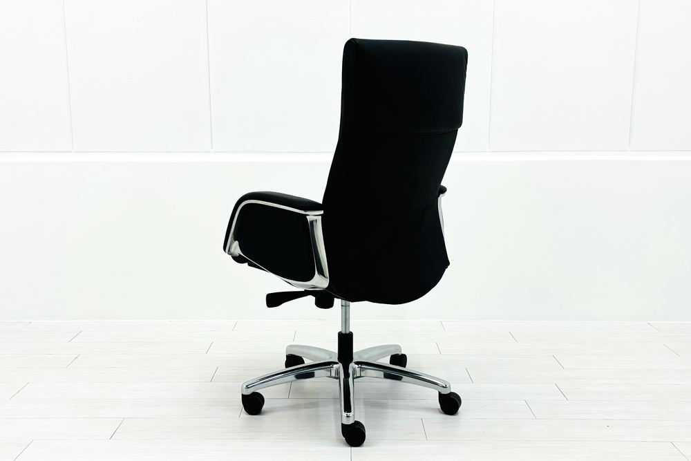 オカムラ CE(シーイー)シリーズ 2023年製 中古 ハイバック 幕板付固定肘 役員チェア エグゼクティブチェア 中古オフィス家具 ブラック 革の画像