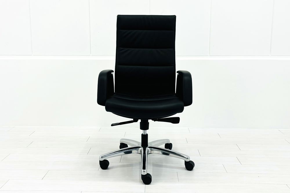 オカムラ CE(シーイー)シリーズ 2023年製 中古 ハイバック 幕板付固定肘 役員チェア エグゼクティブチェア 中古オフィス家具 ブラック 革の画像