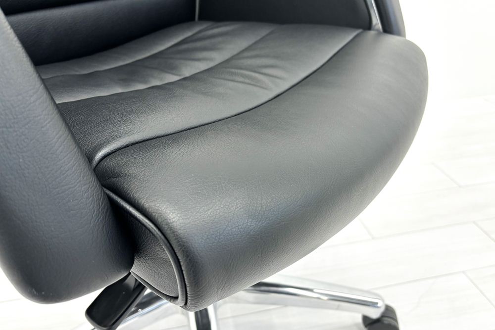 オカムラ CE(シーイー)シリーズ 2023年製 中古 ハイバック 幕板付固定肘 役員チェア エグゼクティブチェア 中古オフィス家具 ブラック 革の画像