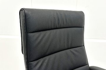 オカムラ CE(シーイー)シリーズ 2023年製 中古 ハイバック 幕板付固定肘 役員チェア エグゼクティブチェア 中古オフィス家具 ブラック 革の画像