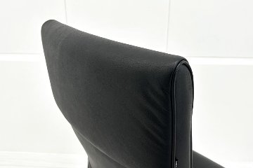 オカムラ CE(シーイー)シリーズ 2023年製 中古 ハイバック 幕板付固定肘 役員チェア エグゼクティブチェア 中古オフィス家具 ブラック 革の画像