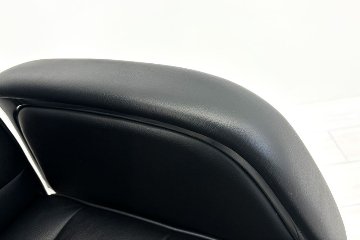 オカムラ CE(シーイー)シリーズ 2023年製 中古 ハイバック 幕板付固定肘 役員チェア エグゼクティブチェア 中古オフィス家具 ブラック 革の画像