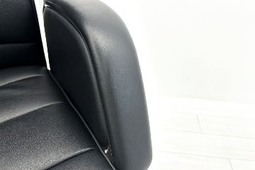 オカムラ CE(シーイー)シリーズ 2023年製 中古 ハイバック 幕板付固定肘 役員チェア エグゼクティブチェア 中古オフィス家具 ブラック 革の画像