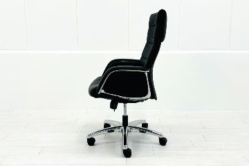 オカムラ CE(シーイー)シリーズ 2023年製 中古 ハイバック 幕板付固定肘 役員チェア エグゼクティブチェア 中古オフィス家具 ブラック 革の画像