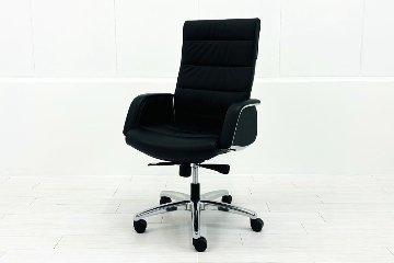オカムラ CE(シーイー)シリーズ 2023年製 中古 ハイバック 幕板付固定肘 役員チェア エグゼクティブチェア 中古オフィス家具 ブラック 革の画像