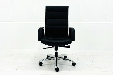 オカムラ CE(シーイー)シリーズ 2023年製 中古 ハイバック 幕板付固定肘 役員チェア エグゼクティブチェア 中古オフィス家具 ブラック 革の画像