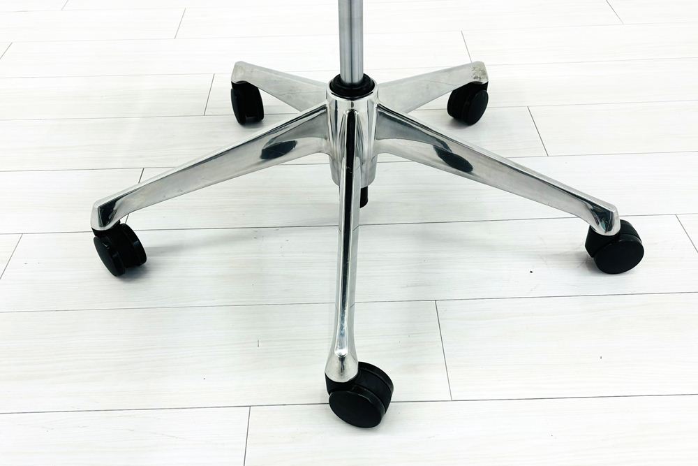 コーラルチェア ハイバック オカムラ 中古 背メッシュ 固定肘 中古オフィス家具 中古チェア Choral ブラックの画像