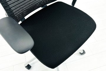 コーラルチェア ハイバック オカムラ 中古 背メッシュ 固定肘 中古オフィス家具 中古チェア Choral ブラックの画像