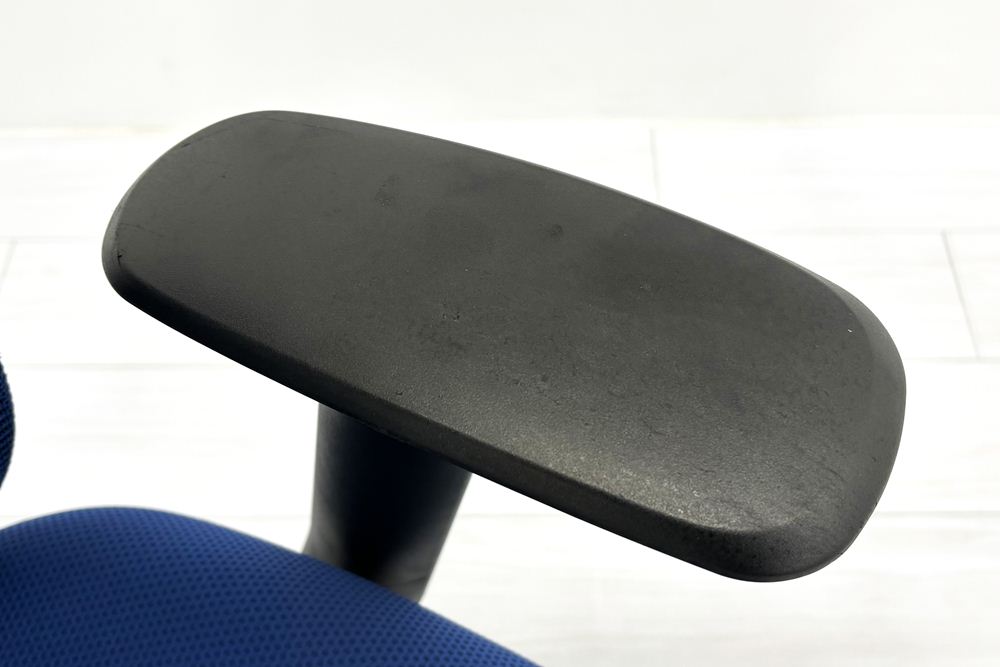 オカムラ シルフィーチェア 中古 2019年製 エクストラハイバック 可動肘 OKAMURA Sylphy 中古オフィス家具 ミディアムブルーの画像