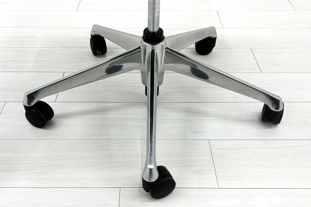 オカムラ シルフィーチェア 中古 2019年製 エクストラハイバック 可動肘 OKAMURA Sylphy 中古オフィス家具 ミディアムブルーの画像