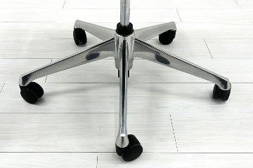 オカムラ シルフィーチェア 中古 2019年製 エクストラハイバック 可動肘 OKAMURA Sylphy 中古オフィス家具 ミディアムブルーの画像