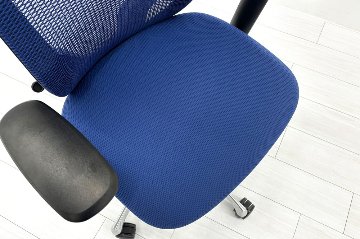 オカムラ シルフィーチェア 中古 2019年製 エクストラハイバック 可動肘 OKAMURA Sylphy 中古オフィス家具 ミディアムブルーの画像