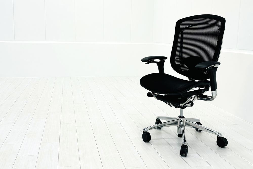 オカムラ コンテッサチェア 中古 2016年製 Contessa メッシュ ポリッシュフレーム 可動肘 中古オフィス家具 高機能チェア ブラックの画像