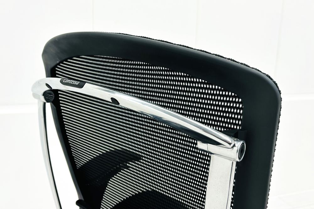 オカムラ コンテッサチェア 中古 2016年製 Contessa メッシュ ポリッシュフレーム 可動肘 中古オフィス家具 高機能チェア ブラックの画像