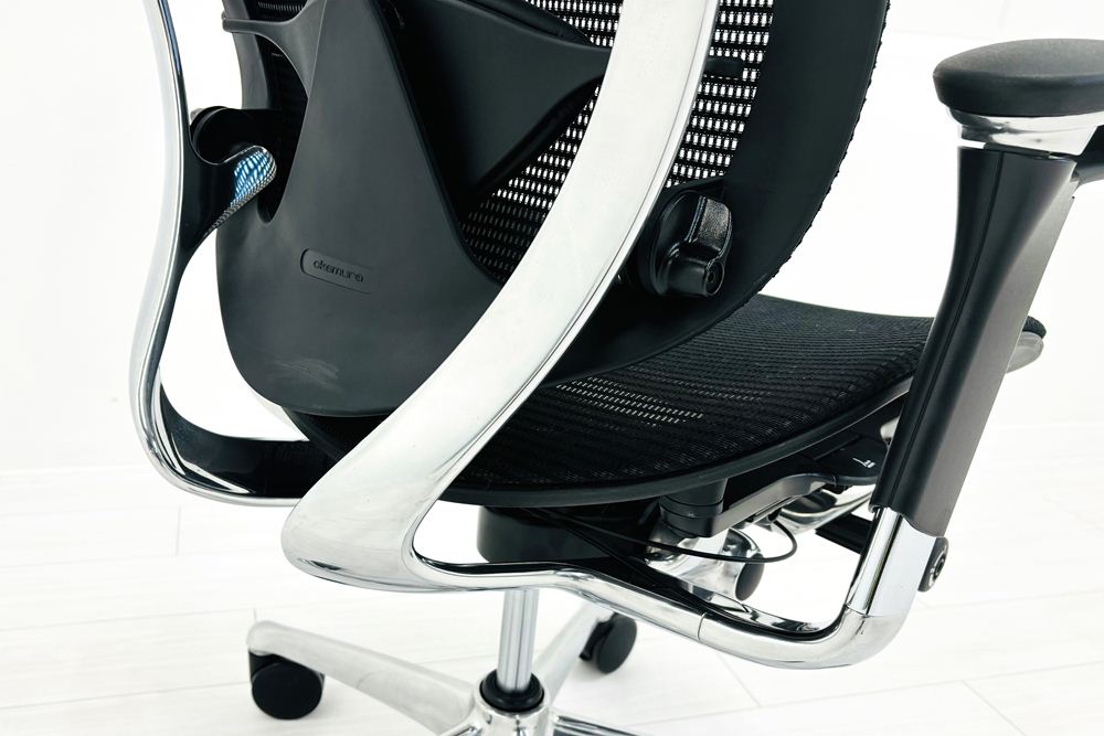 オカムラ コンテッサチェア 中古 2016年製 Contessa メッシュ ポリッシュフレーム 可動肘 中古オフィス家具 高機能チェア ブラックの画像